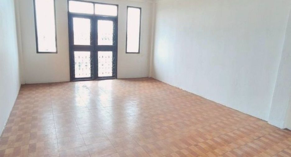 Gewerbefläche zur Miete und zum Kauf mit 3 Zimmer in Mueang Samut Prakan, Samut Prakan