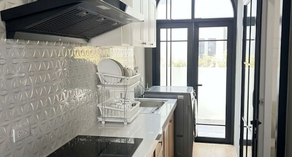 Casa en venta de 4 habitaciones en Mueang Samut Prakan, Samut Prakan