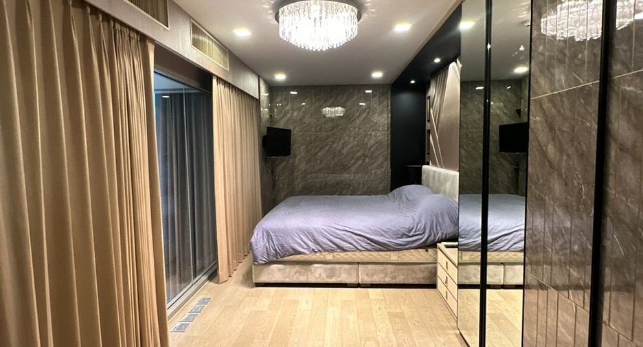 For sale 3 bedrooms condo in Watthana, Bangkok
