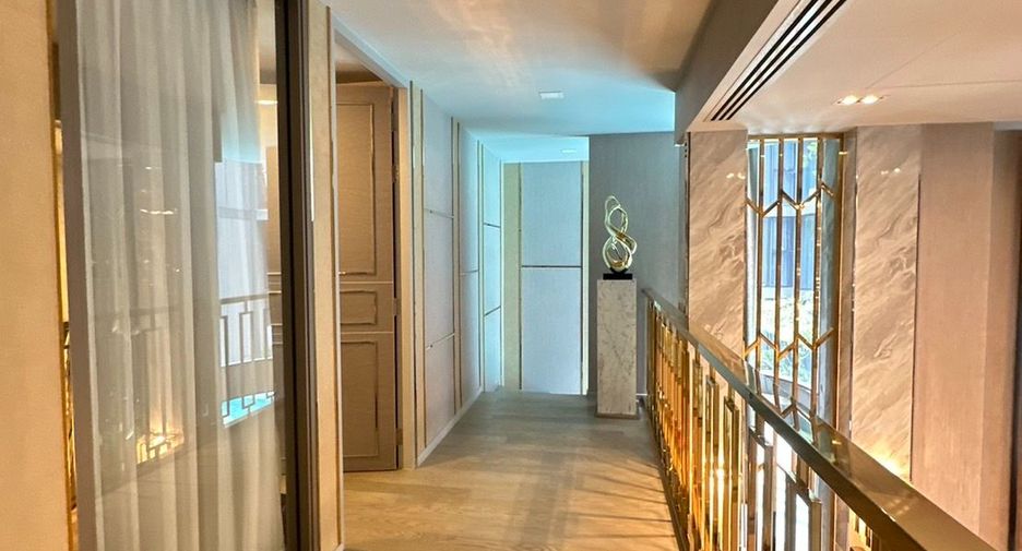 For sale 3 bedrooms condo in Watthana, Bangkok
