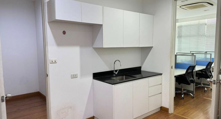 For rent 9 bedrooms office in Lat Phrao, Bangkok