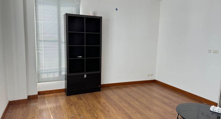 For rent 9 bedrooms office in Lat Phrao, Bangkok