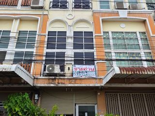 À vendre 3 chambres maison de ville à Bang Khae, Bangkok