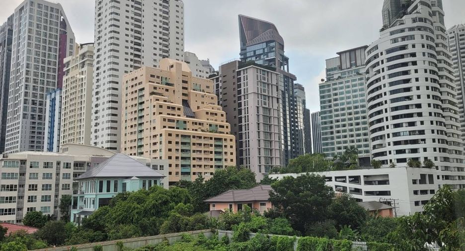 For rent 2 bedrooms condo in Watthana, Bangkok