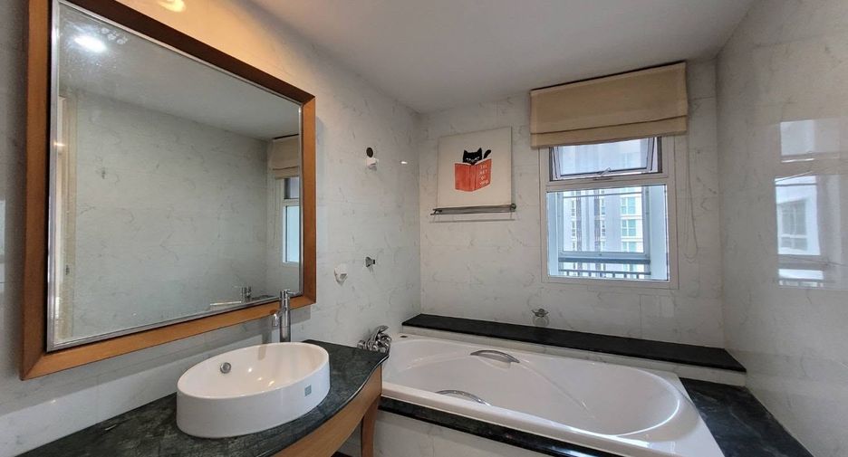 For rent 2 bedrooms condo in Watthana, Bangkok