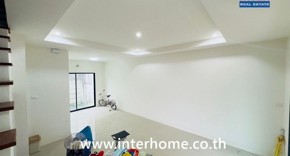 Casa adosada en venta de 3 habitaciones en Bang Khae, Bangkok