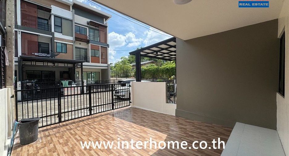 Casa adosada en venta de 3 habitaciones en Bang Khae, Bangkok