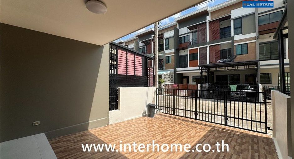 Casa adosada en venta de 3 habitaciones en Bang Khae, Bangkok