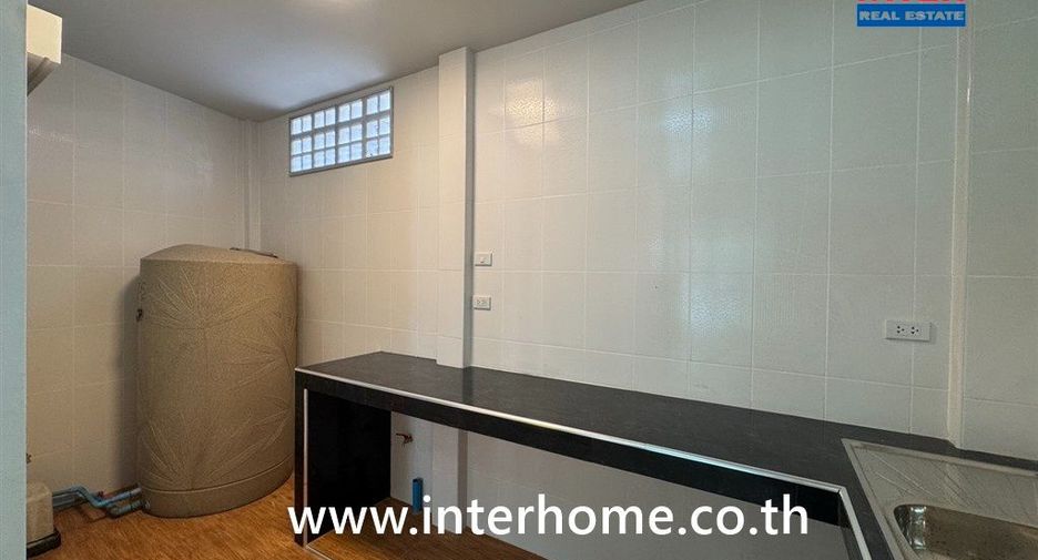 Casa adosada en venta de 3 habitaciones en Bang Khae, Bangkok