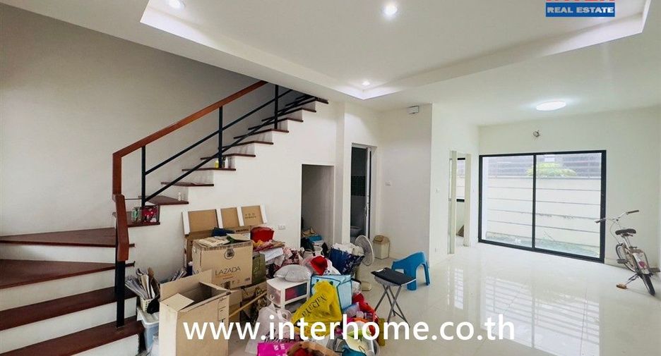 Casa adosada en venta de 3 habitaciones en Bang Khae, Bangkok