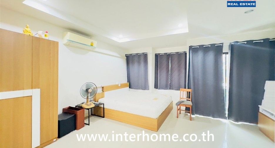 Casa adosada en venta de 3 habitaciones en Bang Khae, Bangkok