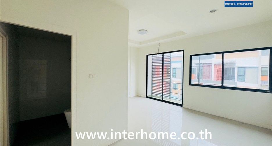 Casa adosada en venta de 3 habitaciones en Bang Khae, Bangkok