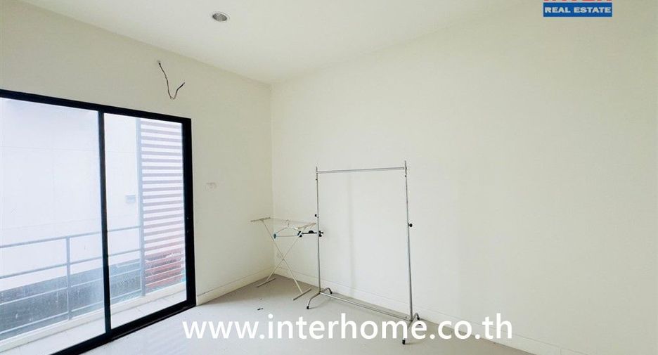 Casa adosada en venta de 3 habitaciones en Bang Khae, Bangkok