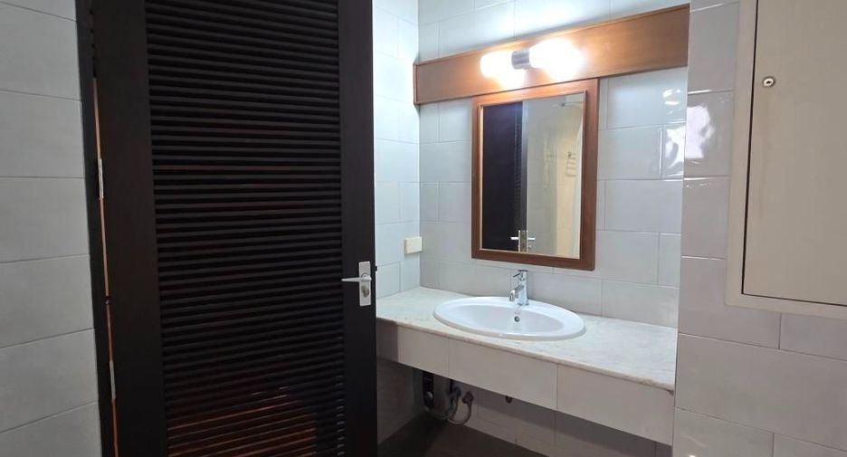 For rent 3 bedrooms apartment in Phaya Thai, Bangkok
