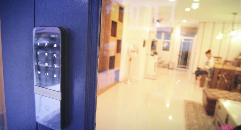 For rent 4 bedrooms townhouse in Phra Khanong, Bangkok