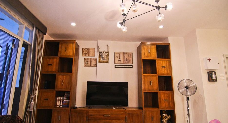 For rent 4 bedrooms townhouse in Phra Khanong, Bangkok