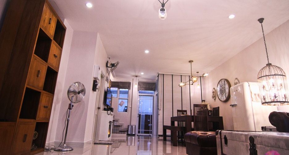 For rent 4 bedrooms townhouse in Phra Khanong, Bangkok
