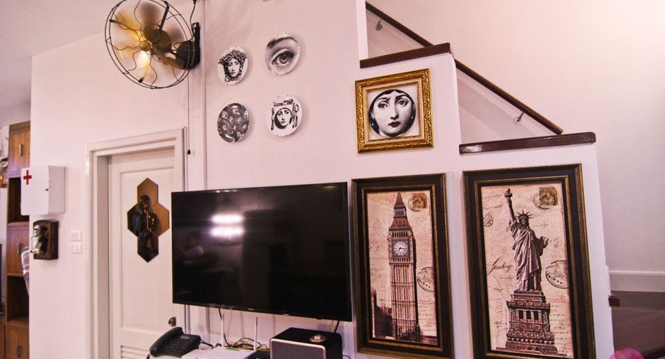 For rent 4 bedrooms townhouse in Phra Khanong, Bangkok