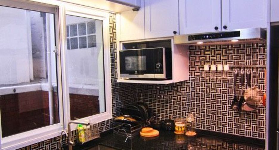 For rent 4 bedrooms townhouse in Phra Khanong, Bangkok