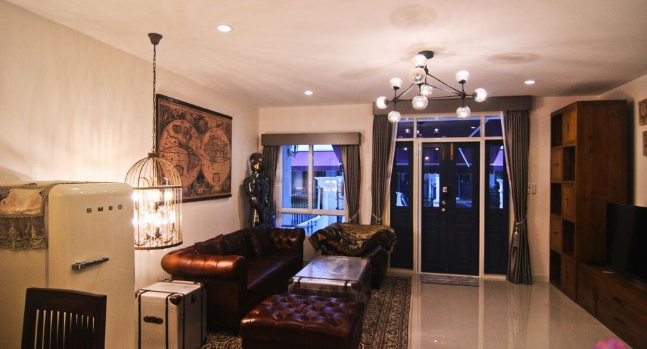 For rent 4 bedrooms townhouse in Phra Khanong, Bangkok