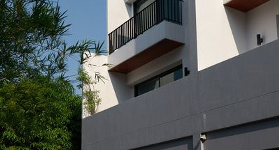 Reihenhaus zur Miete mit 3 Zimmer in Watthana, Bangkok