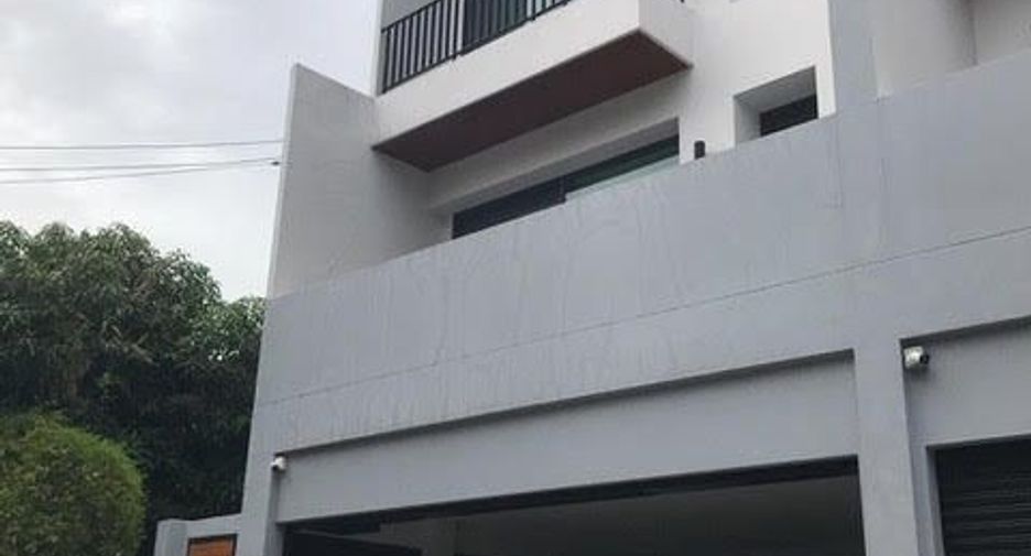 Reihenhaus zur Miete mit 3 Zimmer in Watthana, Bangkok