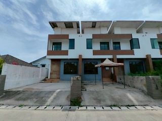 À vendre 1 chambre maison de ville à Ban Khai, Rayong