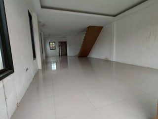 À vendre 1 chambre maison de ville à Ban Khai, Rayong