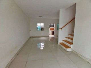 À vendre 1 chambre maison de ville à Ban Khai, Rayong