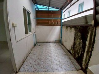 À vendre 1 chambre maison de ville à Ban Khai, Rayong