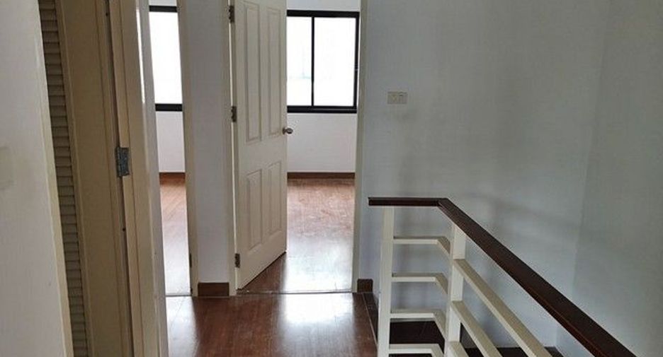 For sale 1 Beds townhouse in Ban Bueng, Chonburi