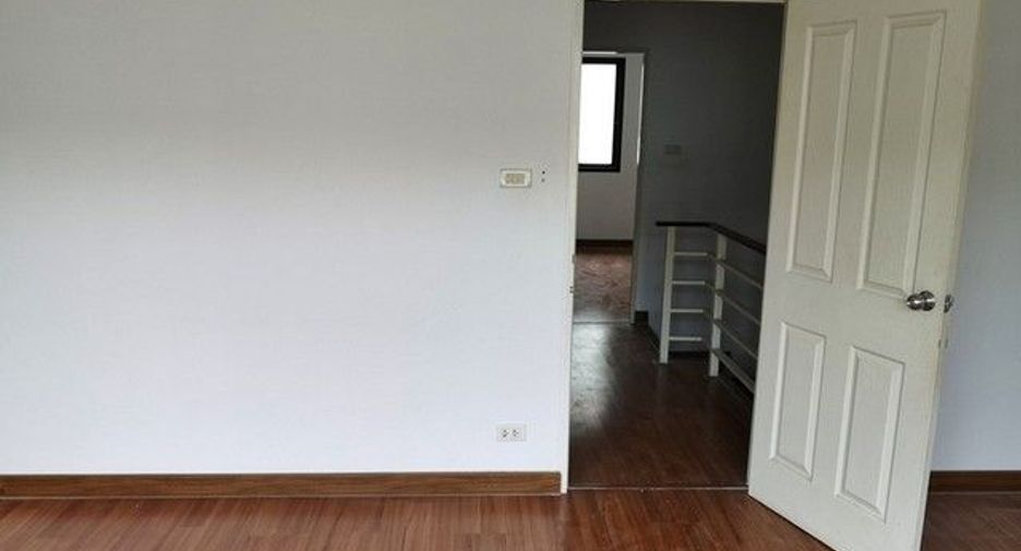 For sale 1 Beds townhouse in Ban Bueng, Chonburi