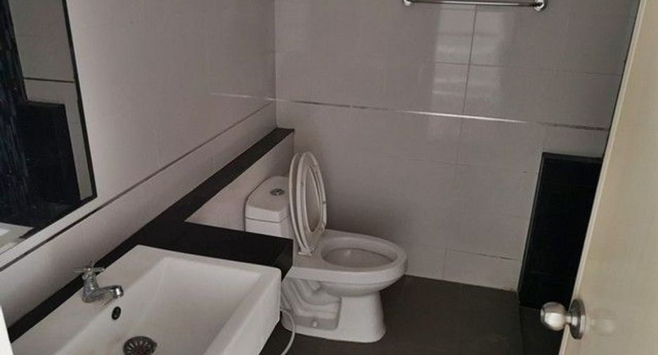 For sale 1 Beds townhouse in Ban Bueng, Chonburi