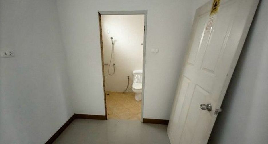 For sale 1 Beds townhouse in Ban Bueng, Chonburi