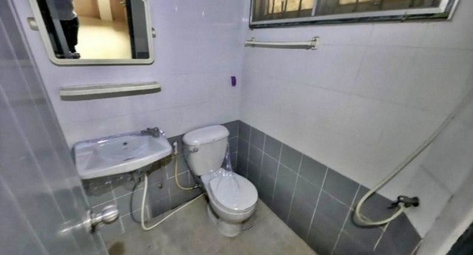 Продажа 1 кровать таунхаус в Ban Bueng, Чонбури