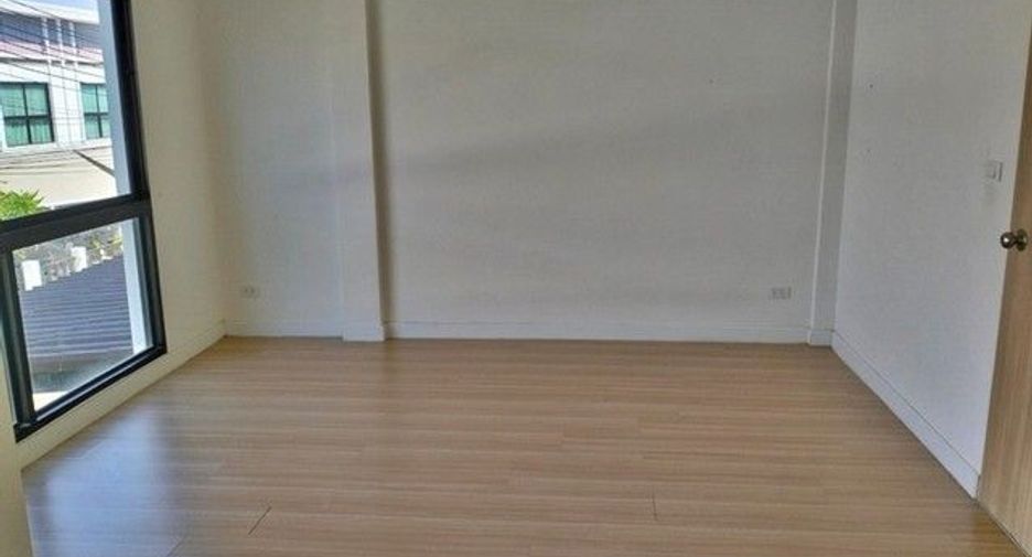 Reihenhaus zum Kauf mit Studio in Bang Lamung, Chonburi