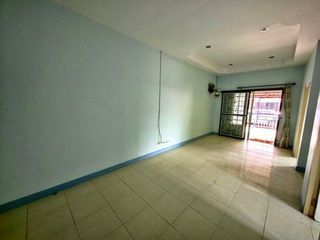 Продажа 1 кровать таунхаус в Ban Bueng, Чонбури