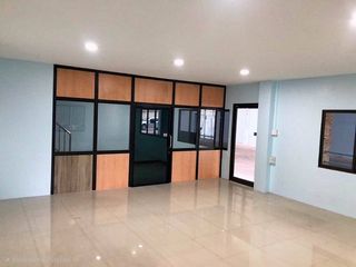For rent and for sale 3 bedrooms warehouse in Sai Noi, Nonthaburi