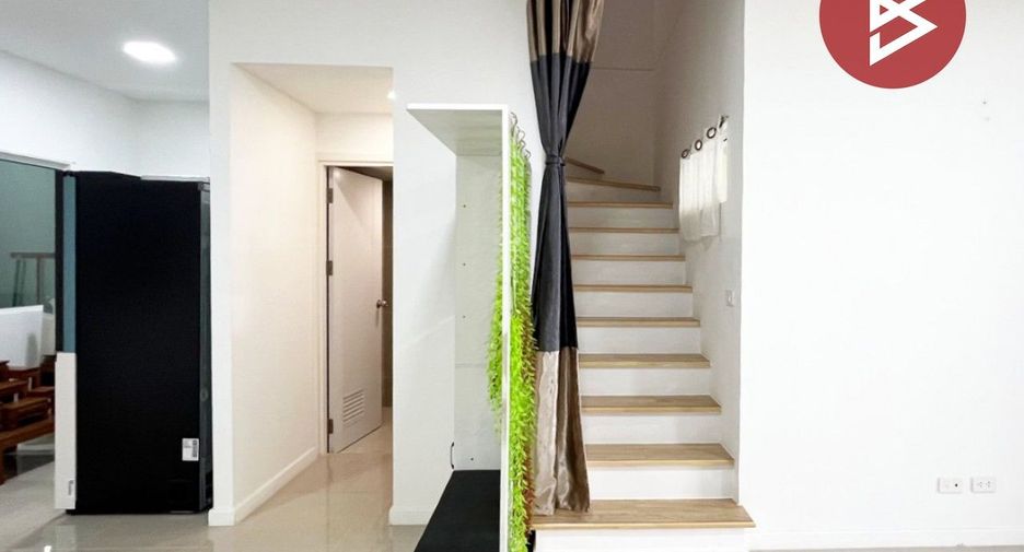À vendre 3 chambres maison de ville à Krathum Baen, Samut Sakhon