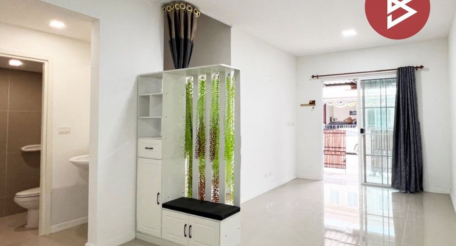 À vendre 3 chambres maison de ville à Krathum Baen, Samut Sakhon