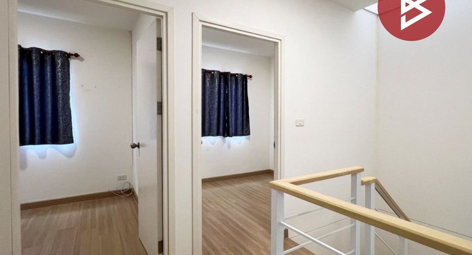 À vendre 3 chambres maison de ville à Krathum Baen, Samut Sakhon