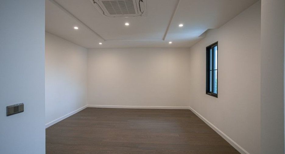 For sale 5 bedrooms house in Pak Kret, Nonthaburi