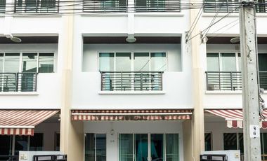 For rent 3 bedrooms townhouse in Lat Phrao, Bangkok