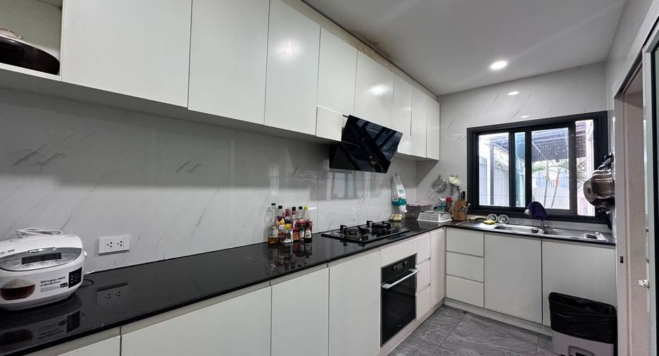 For sale 4 bedrooms house in Bang Lamung, Chonburi
