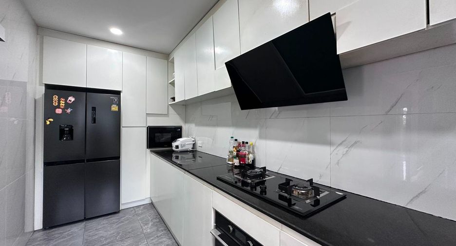 For sale 4 bedrooms house in Bang Lamung, Chonburi