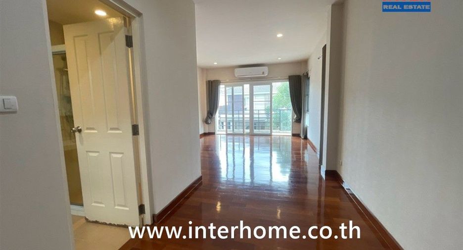 Casa en venta de 3 habitaciones en Lat Phrao, Bangkok