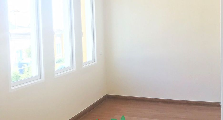 For sale 4 bedrooms townhouse in Mueang Samut Prakan, Samut Prakan