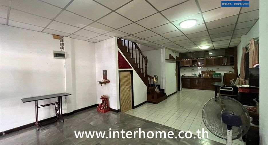 À vendre 2 chambres maison de ville à Khan Na Yao, Bangkok