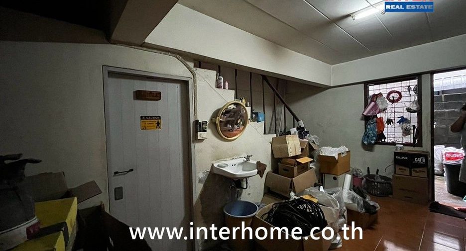 À vendre 3 chambres local commercial à Bang Kapi, Bangkok
