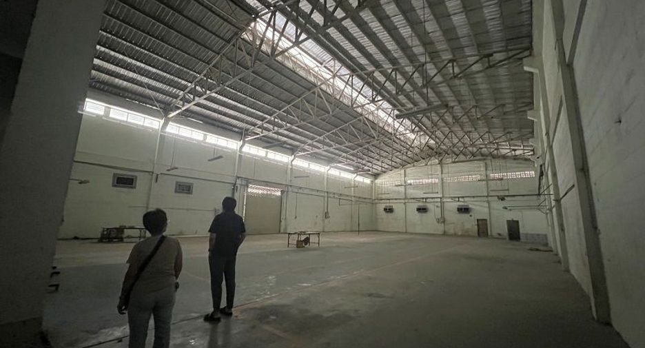 For rent and for sale 4 bedrooms warehouse in Sam Phran, Nakhon Pathom